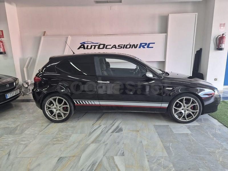 Usado Alfa Romeo 147 170 CV (125 kW) 2008 Violeta / lila Utilitario