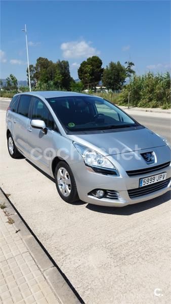 Gris / plata Usado 2013 Peugeot 5008 Active Monovolumen | 4500 € (Buen precio) - Imagen 1/4