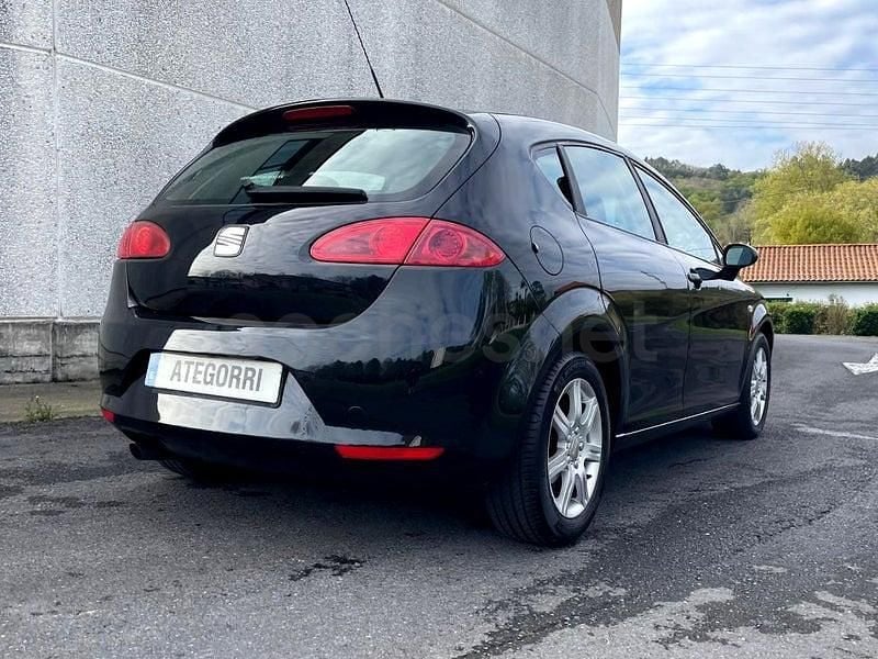 Usado Seat Leon Sport 102 CV (75 kW) 2005 Negro Utilitario