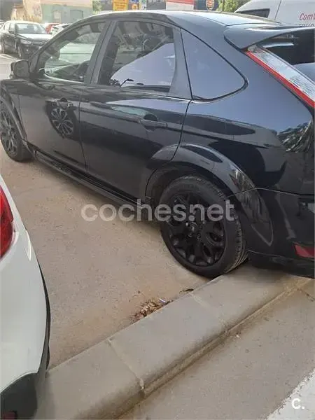 Usado Ford Focus Trend 100 CV (73 kW) 2008 Negro Berlina