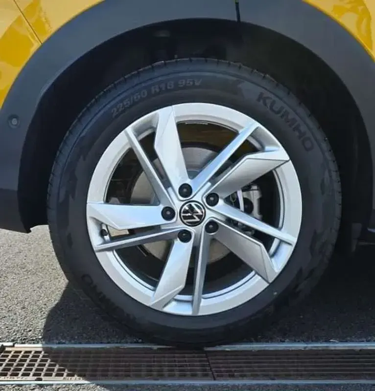 Usado VW T-Roc Life 150 CV (110 kW) 2025 Amarillo SUV