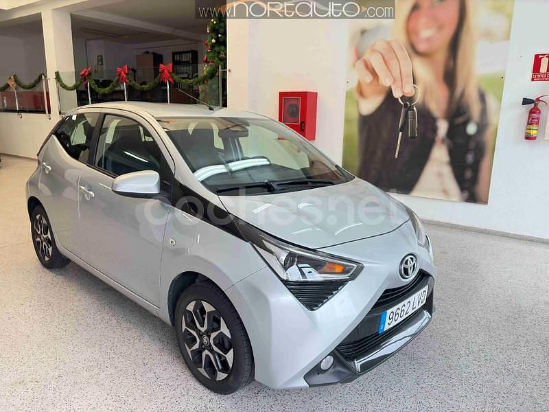 Usado Toyota Aygo x-style 72 CV (52 kW) 2022 Gris / plata Utilitario