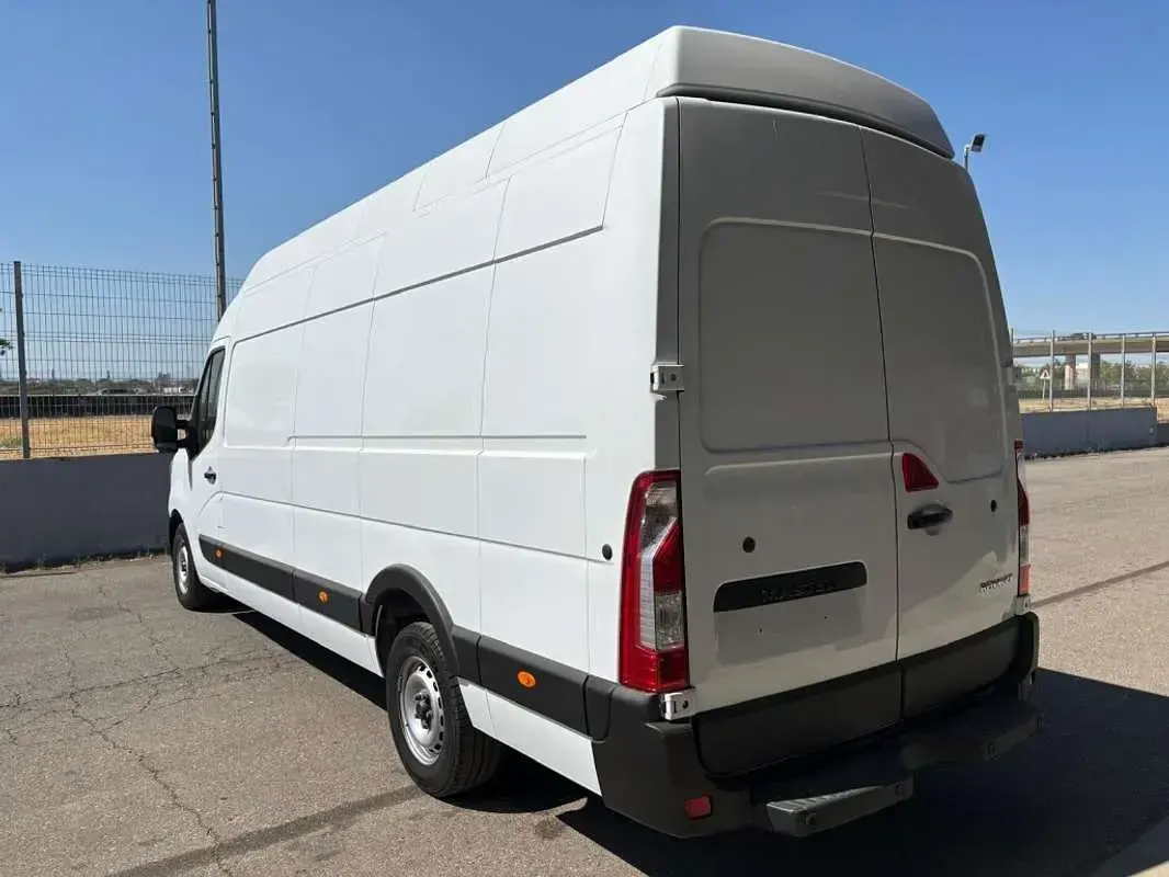 Usado Renault Master 135 CV (99 kW) 2023 Blanco Monovolumen