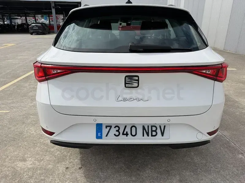 Usado Seat Leon Style 110 CV (80 kW) 2022 Blanco Familiar