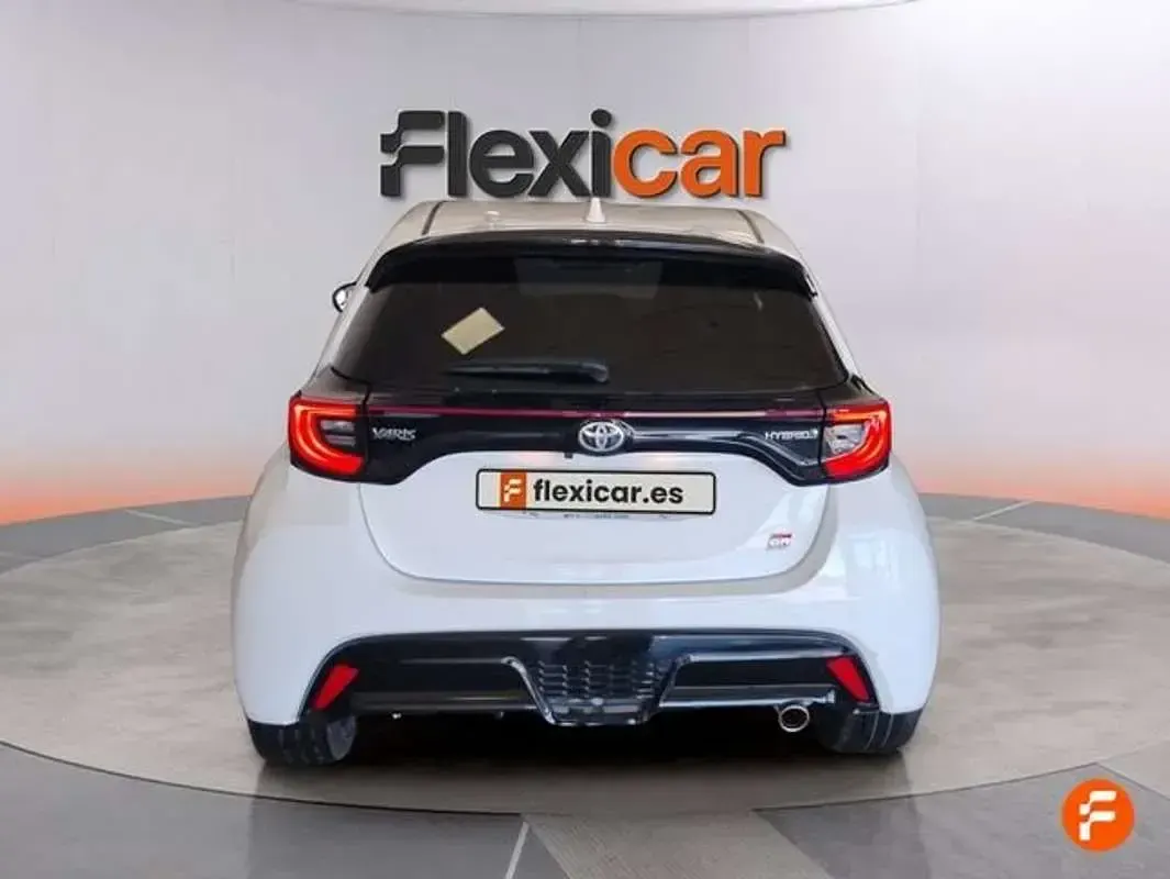 Usado Toyota Yaris Sport 116 CV (85 kW) 2023 Blanco Utilitario