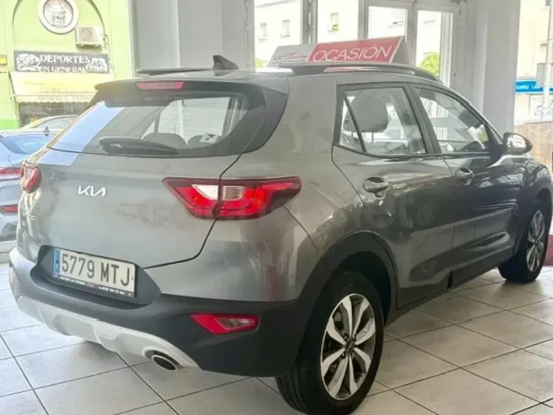 Usado Kia Stonic 79 CV (58 kW) 2024 Gris / plata SUV