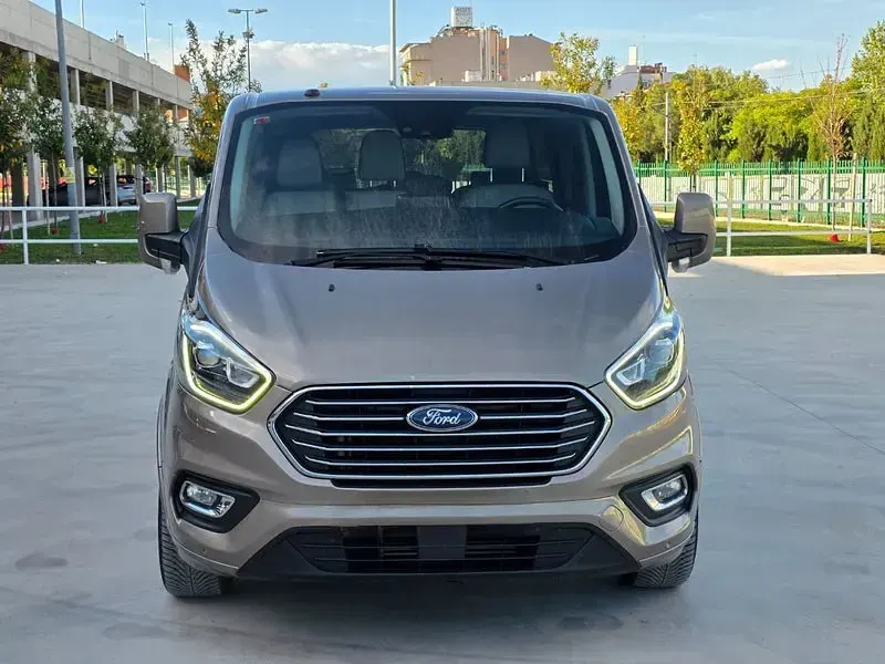 Usado Ford Tourneo Titanium 170 CV (125 kW) 2019 Gris / plata Monovolumen