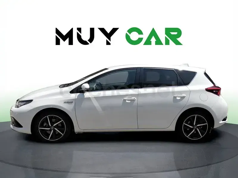 Usado Toyota Auris Hybrid Edition 136 CV (100 kW) 2019 Blanco Berlina
