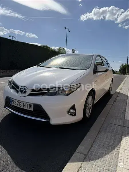 Usado Toyota Auris Hybrid Active 136 CV (100 kW) 2013 Blanco Berlina