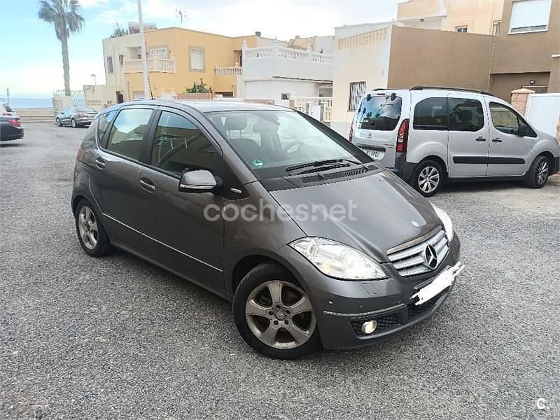 Usado Mercedes A180 Avantgarde 109 CV (80 kW) 2011 Gris / plata Monovolumen