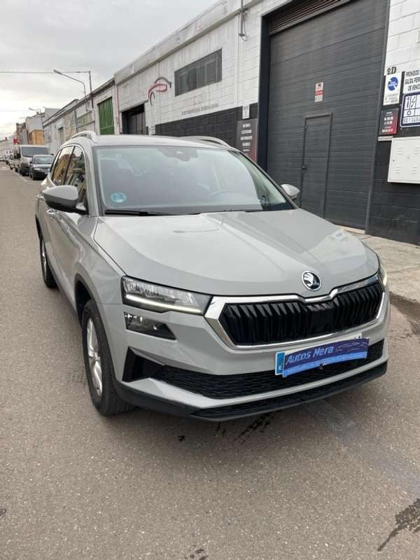 Gris Usado 2022 Skoda Karoq Ambition SUV | 19.500 € (Precio justo) - Imagen 1/4