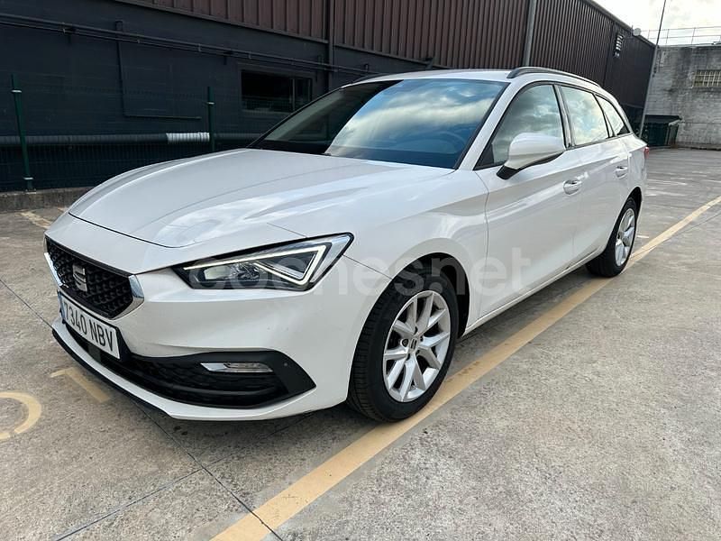 Usado Seat Leon Style 110 CV (80 kW) 2022 Blanco Familiar