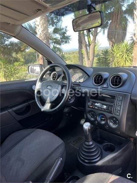 Rojo Usado 2005 Ford Fiesta Trend Utilitario | 2490 € (Precio justo) - Imagen 1/2