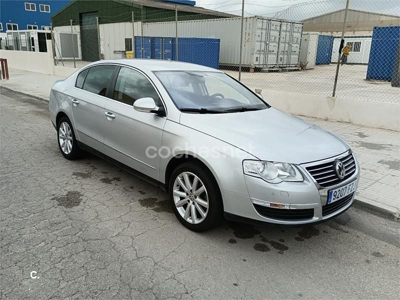 Gris / plata Usado 2007 VW Passat Highline Berlina | 5500 € (Buen precio) - Imagen 1/4