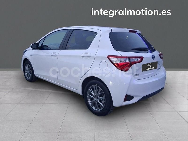 Usado Toyota Yaris Hybrid Active 100 CV (73 kW) 2018 Blanco Berlina
