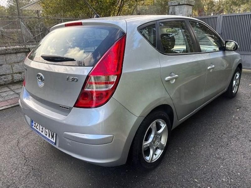 Usado Hyundai i30 Comfort 90 HP (66 kW) 2010 Cinzento Sedan
