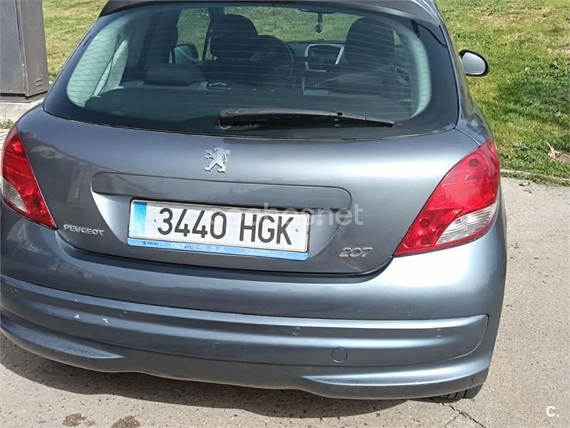 Usado Peugeot 207 Active 92 CV (67 kW) 2011 Gris / plata Berlina
