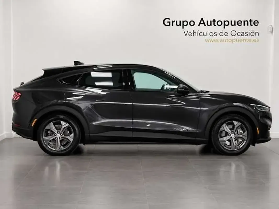 Usado Ford Mustang Mach-E 216 kW (294 CV) 2022 Gris SUV