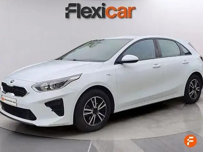 Begagnad Kia Ceed Plus 100 HK (73 kW) 2018 Vit Halvkombi