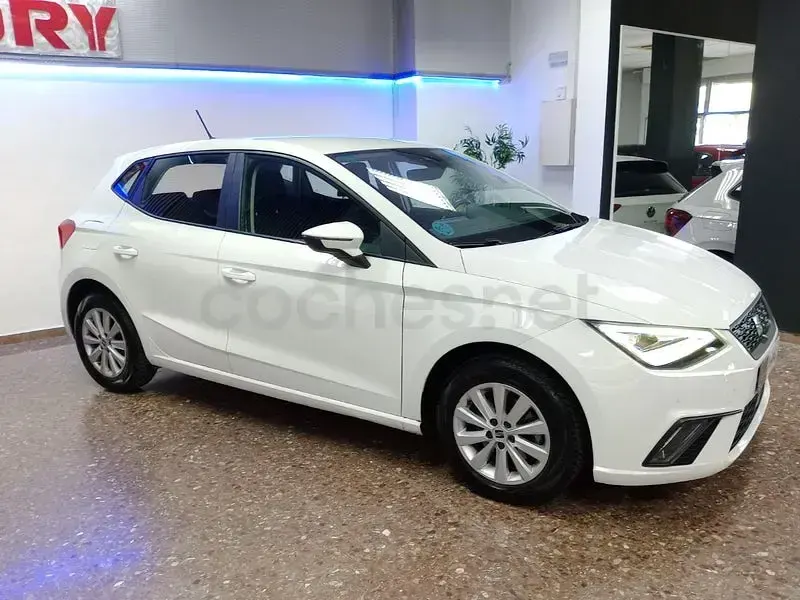 Usado Seat Ibiza Style Plus 110 CV (80 kW) 2022 Blanco Utilitario