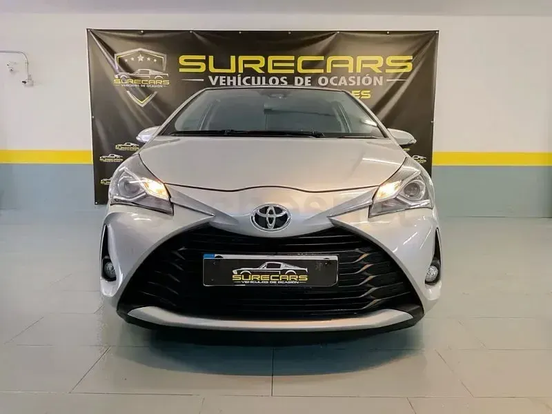 Usado Toyota Yaris Active 111 CV (81 kW) 2020 Gris / plata Berlina