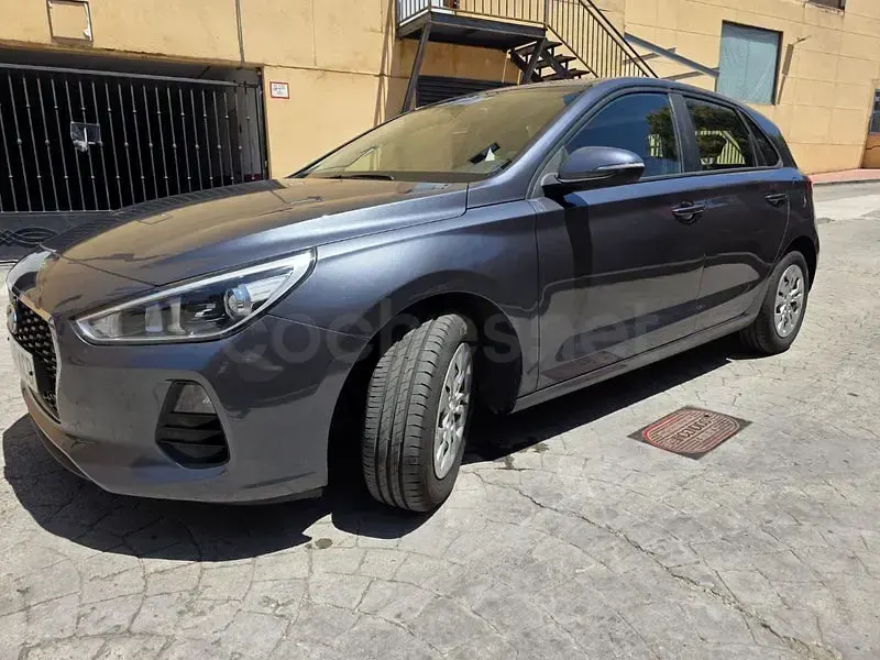 Usado Hyundai i30 120 CV (88 kW) 2017 Gris / plata Berlina