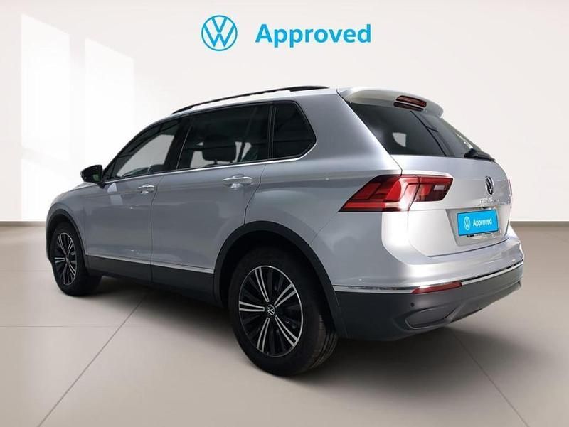 Usado VW Tiguan Life 130 CV (95 kW) 2023 Plata reflex (metalizado) SUV