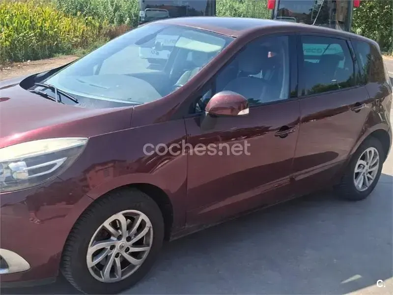 Usado Renault Scénic III Dynamique 130 CV (95 kW) 2013 Granate Monovolumen