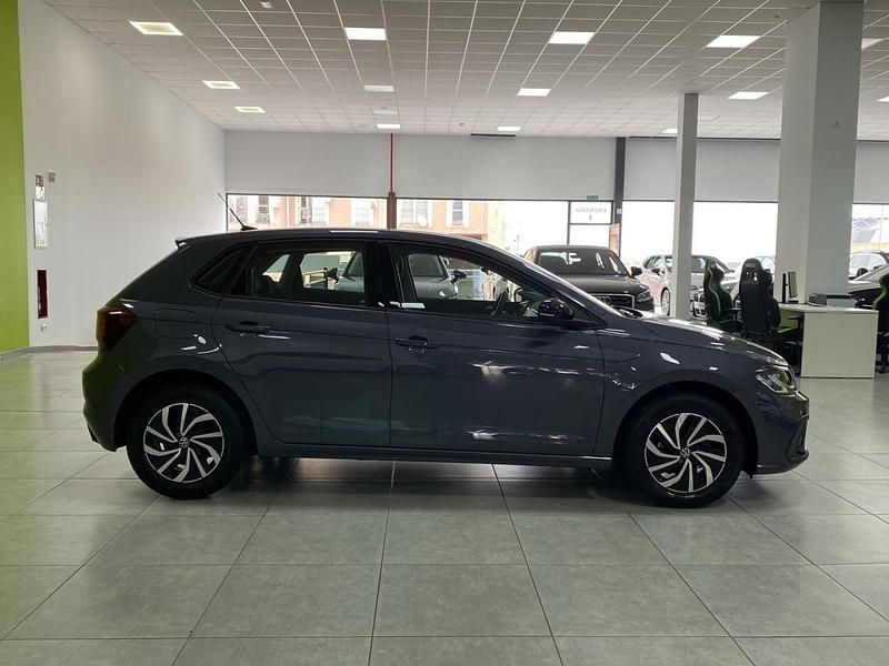 Usado VW Polo Life 95 CV (69 kW) 2022 Gris Utilitario
