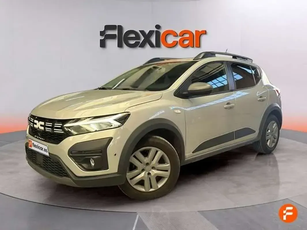 Usado Dacia Sandero Essentiel 91 CV (66 kW) 2023 Gris Utilitario