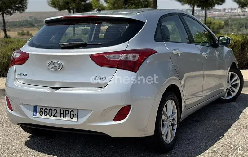 Usado Hyundai i30 GLS 110 CV (80 kW) 2013 Gris / plata Berlina