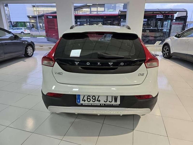 Usado Volvo V40 Summum 120 CV (88 kW) 2016 Blanco SUV