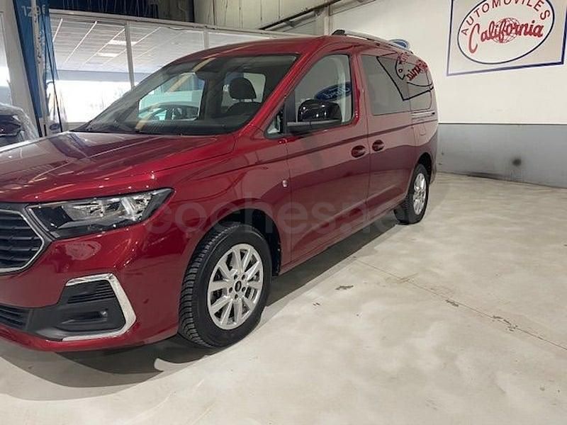 Usado Ford Tourneo Connect Titanium 122 CV (89 kW) 2023 Granate Monovolumen