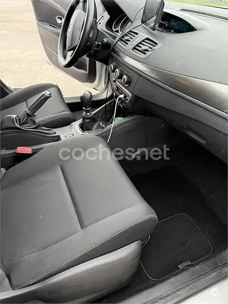 Usado Renault Mégane Life 95 CV (69 kW) 2014 Gris / plata Berlina