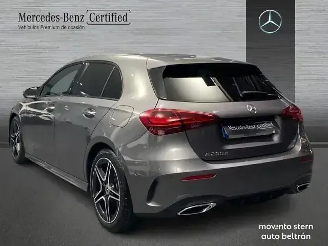 Usado Mercedes A200 Advanced 150 CV (110 kW) 2025 Gris / plata Berlina