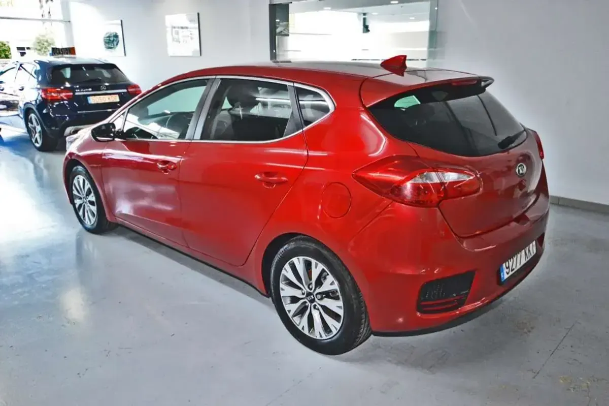 Usado Kia Ceed 100 CV (73 kW) 2018 Rojo Utilitario