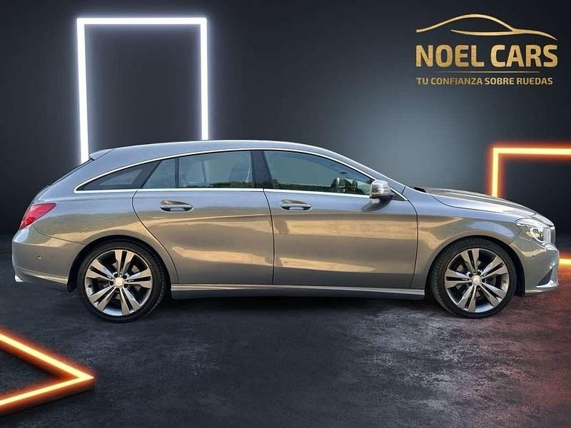 Usado Mercedes CLA180 Shooting Brake 122 CV (89 kW) 2016 Gris Familiar