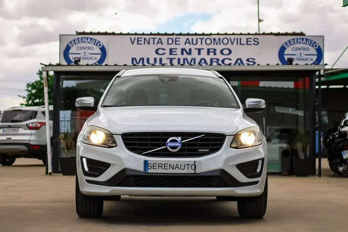 Käytetty Volvo XC60 R-Design Momentum 181 HP (133 kW) 2015 Valkoinen Katumaasturi