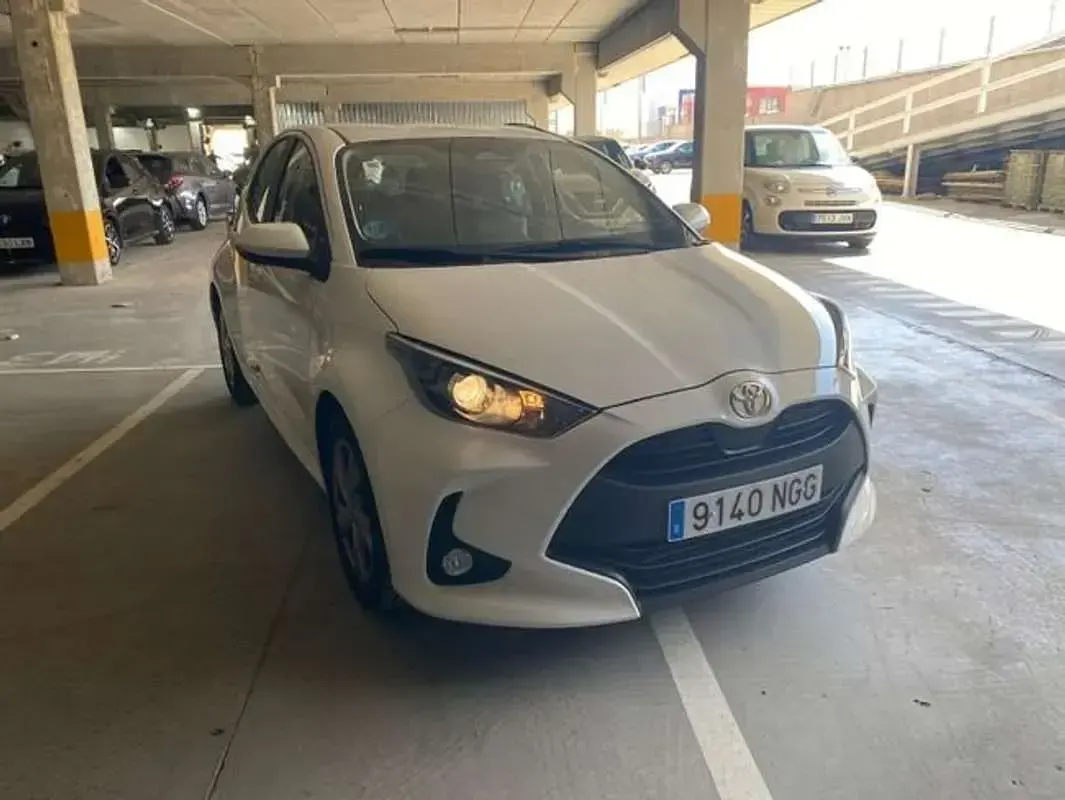 Usado Toyota Yaris Active 116 CV (85 kW) 2025 Blanco Utilitario