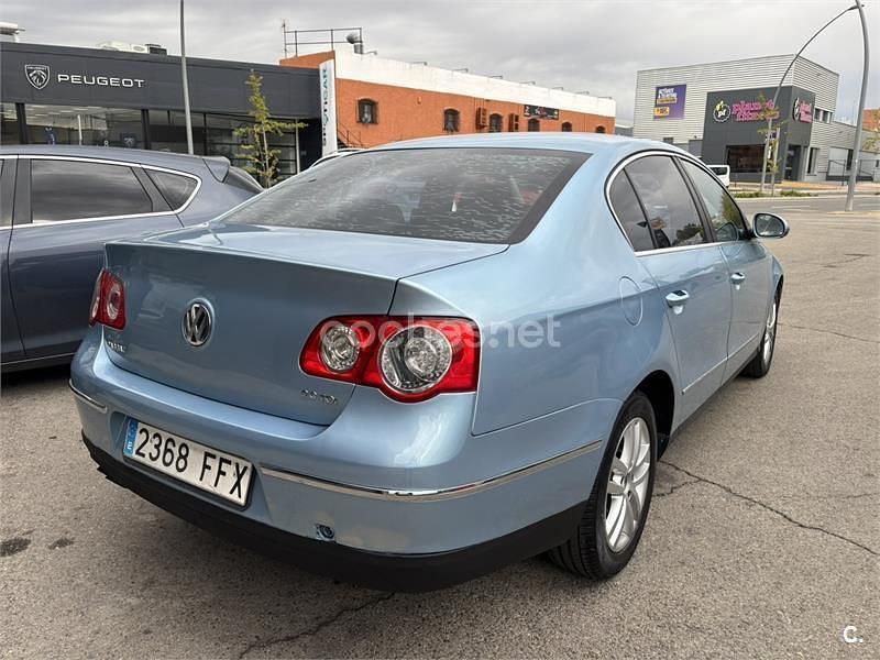 Usado VW Passat Trendline 140 CV (102 kW) 2007 Azul Berlina