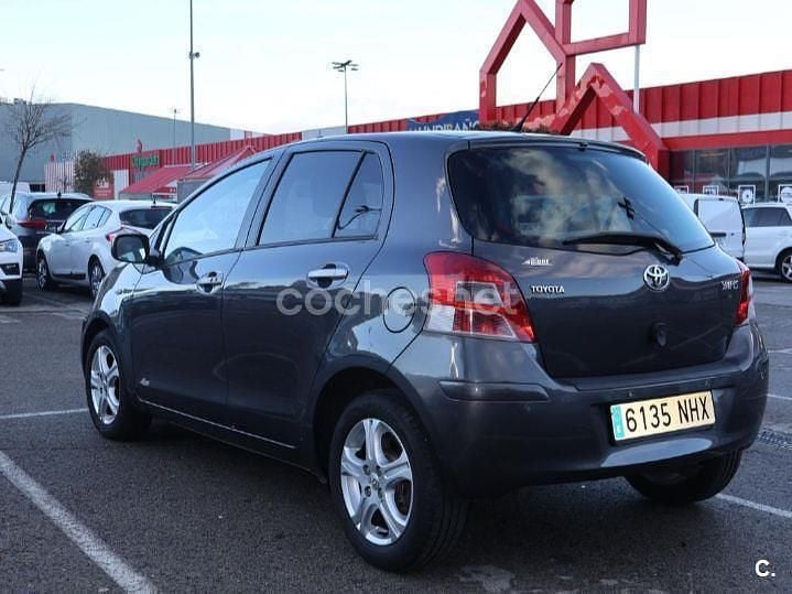 Usado Toyota Yaris Connect Style 101 CV (74 kW) 2011 Gris / plata Utilitario