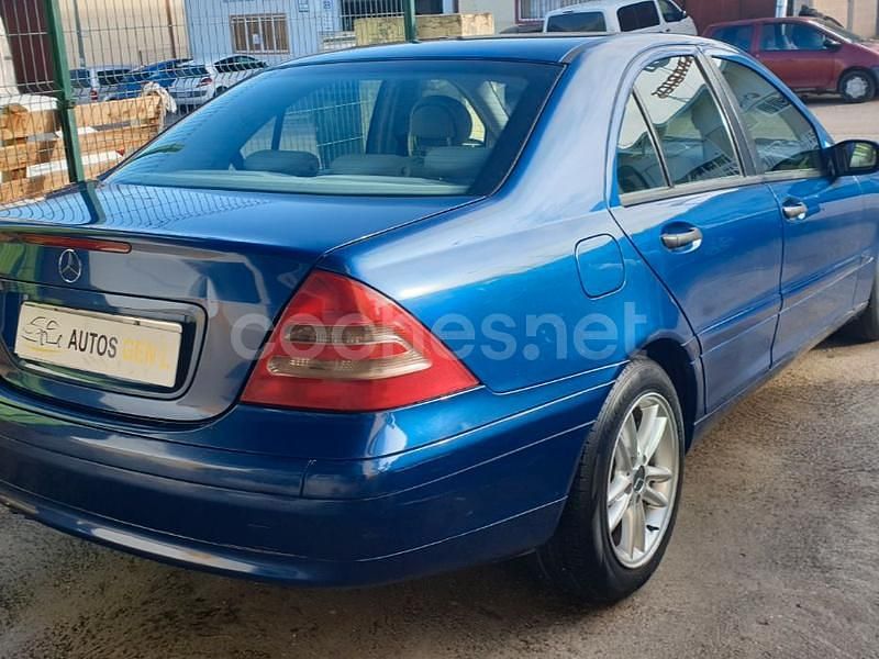 Usado Mercedes C200 Avantgarde 116 CV (85 kW) 2002 Azul Berlina
