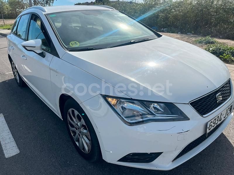 Usado Seat Leon Style 105 CV (77 kW) 2015 Blanco Familiar