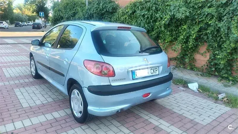 Usado Peugeot 206 70 CV (51 kW) 2004 Azul Berlina