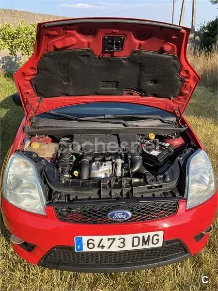 Usado Ford Fiesta Sport 90 CV (66 kW) 2005 Rojo Utilitario