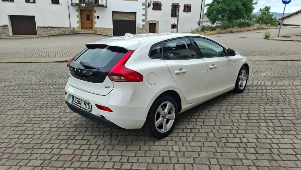 Usado Volvo V40 Kinetic 114 CV (83 kW) 2014 Blanco Utilitario