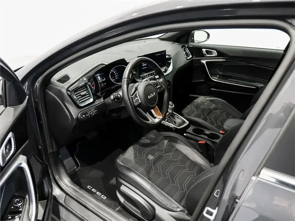 Usado Kia Ceed Style 120 CV (88 kW) 2024 Gris Utilitario