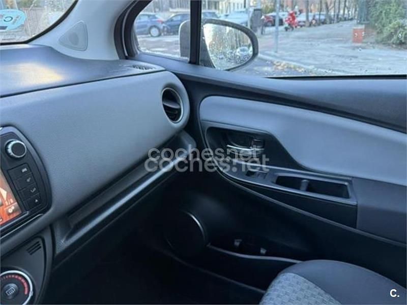 Begagnad Toyota Yaris Active 99 HK (72 kW) 2015 Vit Halvkombi