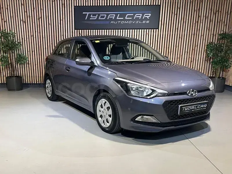 Usado Hyundai i20 90 CV (66 kW) 2016 Gris / plata Berlina
