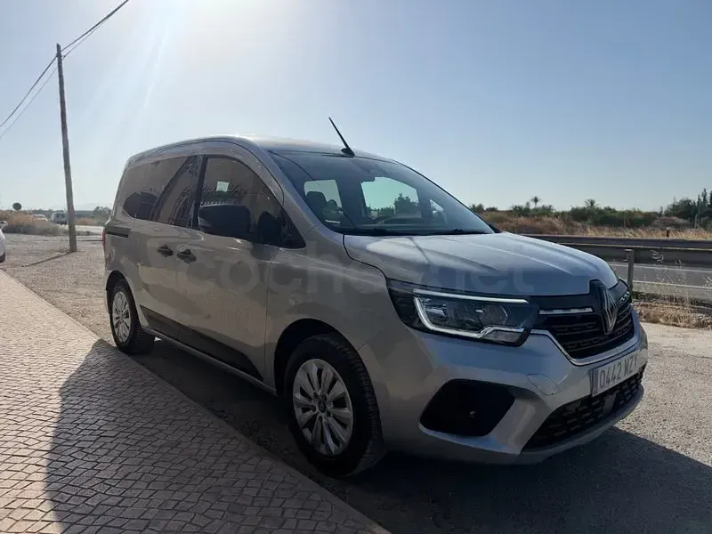 Usado Renault Kangoo 95 CV (69 kW) 2025 Gris / plata Monovolumen